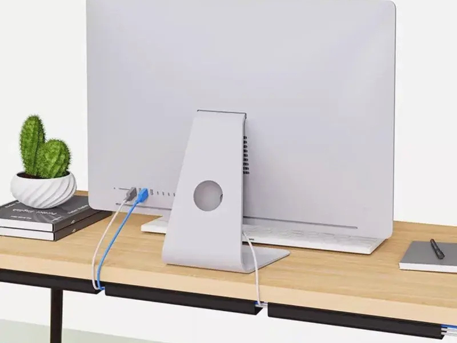 Under-desk cable tray — Under the desk · 40 cm