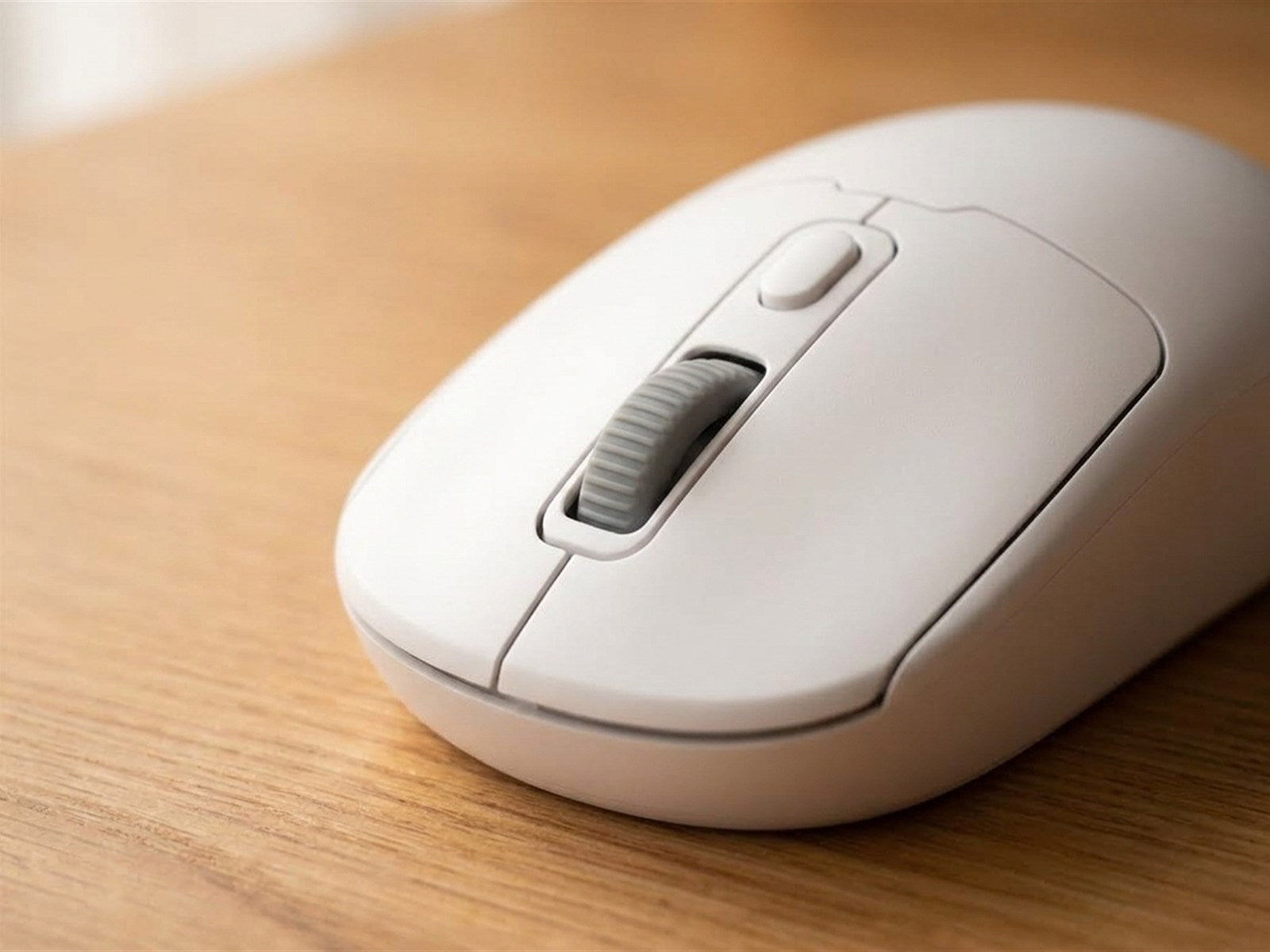 Wireless mouse — On the desk · wheel and DPI button
